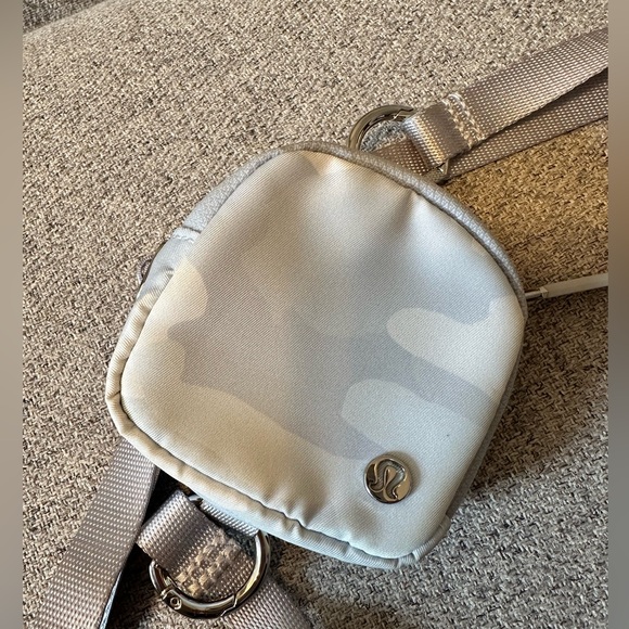 Lululemon modular phone crossbody bag🤍🩶 - Picture 6 of 9